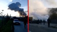 Snimci ispred fabrike u Leštanima u kojoj se dogodila eksplozija. Gore automobili, barut u vazduhu