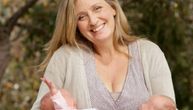 U 51. godini rodila blizance i gaji ih sama: Mandi se upornost isplatila
