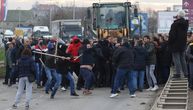 Tuča na protestu u Šapcu: Aktivisti blokirali put, vozač bagera pokušao da prođe pored njih