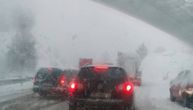 Sa prvim snegom već počela skretanja sa kolovoza: Na putu Novi Sad-Zrenjanin došlo do sudara više automobila