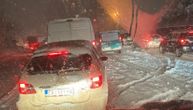 Kolaps na Zlatiborskom putu, koloni se ne vidi kraj: "Sneg samo sipa"