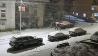 Sneg u Novoj Varoši napravio probleme: Parkirani automobili na ulici, mašine nisu mogle da prođu