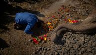Meštani u suzama ostavljali cveće i klanjali se stradalom slončetu: Najpotresniji prizor sa sahrane