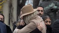 Tužne scene sa Novog groblja: Ana Bekuta lila suze u Karleušinom zagrljaju