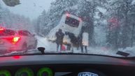 Prva fotografija i snimak sa mesta nesreće u Kremnima: Autobus pun putnika sleteo s puta
