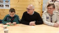 Vesić sa mladim izviđačima u Obrenovcu: Obećao izgradnju kampa, a zauzvrat od dece dobio poklon