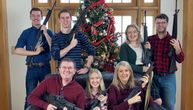 Američki kongresmen i njegova porodica se slikali sa puškama: "Deda Mraze, donesi municiju"