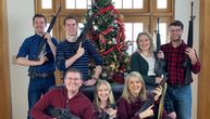 Američki političar na udaru zbog božićne fotografije: Slikao se sa porodicom, u rukama drže puške