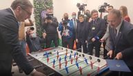 Vučić protiv Godfrija u prijateljskoj utakmici stonog fudbala: "Plavi uvek pobeđuju crvene"