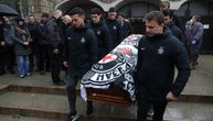 Moca sahranjen uz "volim te Partizane": Oko krsta vezan šal, Stanojević i igrači nosili kovčeg