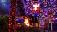 Beskućnik zapalio novogodišnju jelku u Njujorku: Visoka je 15 metara, imala je 10.000 ukrasa