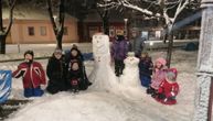 Ovo su deca koja se samo napolju igraju, ne znaju za Tik tok i igrice: Jedva dočekali sneg da naprave 2 Sneška