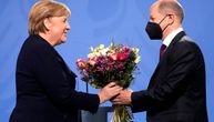 Auf Wiedersehen, frau Merkel: Od novog kancelara dobila cveće, aplauzom ispraćena u penziju