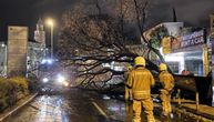 Jako nevreme zahvatilo Split: Drveće oštetilo vozila i rasvetu