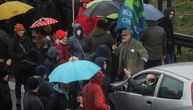 Vesić: Policija uhapsila napadača na čoveka u kolima na protestu kod Sava centra