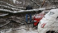 Izvučen mladić iz vozila koje je smrskalo drvo na Novom Beogradu: "Sreća da je palo preko gepeka"
