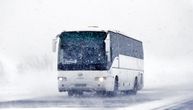 Četiri odbojkašice i trener zbrinuti u bolnici posle nesreće: Prevrnuo im se autobus kod Pećinaca