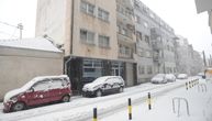 Zamisli da ti ovo padne na glavu: Beograđanin baca sneg sa krova zgrade, ne gleda da li neko prolazi ulicom