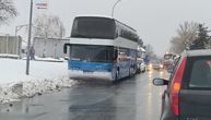 Autobus se preprečio na raskrsnici: Nisu krivi ni sneg, ni led, vozač odabrao kritično mesto za parkiranje