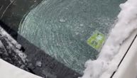 Ledenica pala na kola i dobro ih oštetila: Još jedna nezgoda u Beogradu