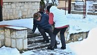 Zbog leda i snega u Srbiji sve veći rizik od lomova i padova: Doktorka savetuje kako da se sačuvate
