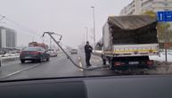 Saobraćajna nezgoda na Novom Beogradu: Kamionom pokupio banderu i semafor