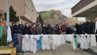 Protest zdravstvenih radnika u Konjicu: Okačili bele mantile i izašli na ulice, bez plate 5 meseci