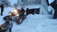 Drama u ivanjičkom selu koje je okovano snegom: Muškarac pao ispred kuće, spasavali ga vatrogasci na sankama