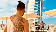Dragović se čekirao u Dubaiju i pokazao moćne tetovaže preko celih leđa
