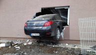 Neviđena nesreća u Šapcu: Automobil ljudima upao u kuću pravo kroz prozor i urnisao trpezariju