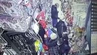 Snimak krađe u tržnom centru u Batajnici: "Dvojac" opljačkao ženu, iz torbe joj ukrali novčanik