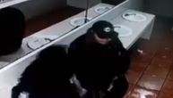 Policajci uhvaćeni "na delu": Hteli da se maze u toaletu, ali lavabo nije izdržao