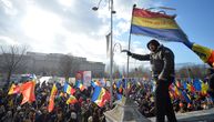 Napeto kod komšija: Demonstranti besni zbog kovid propusnica hteli da upadnu u parlament, sad idu u vladu