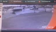Zastrašujući snimak iz Šapca: Policajka automobilom pod punim gasom kosi devojku na prelazu