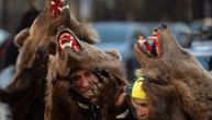 Neobična novogodišnja tradicija u Bukureštu: Ples medveda na ulicama, ove godine sa maskama preko njuške