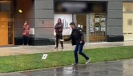 Hit video sa ulica Beograda: Kiša lije, Novak igra tenis u jakni i farmerkama