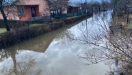 Reke podviljale u Hrvatskoj: Poplavljeni putevi i stambene zgrade, bujica nosi čak i brodove
