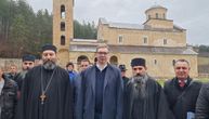 Predsednik Vučić u poseti manastiru Sopoćani: "Sramota je da imamo ovakav put do ovakve svetinje"