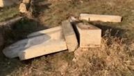 Oskrnavljeno srpsko groblje u Kišnici kod Gračanice: Polomljeno sedam spomenika