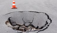 "Krater" u Maksima Gorkog: Džinovska rupa preti vozačima, otvorio se asfalt, prostor zaštićen kontejnerima