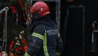 Buknuo požar u stanu na Novom Beogradu: Vatra zahvatila sobu, intervenisalo 20 vatrogasaca