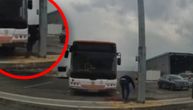 Čovek je mogao smrtno da nastrada: Busu otakazala ručna pa oborio radnika
