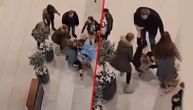 Incident u tržnom centru u Beogradu: Momak i devojka se tukli, prolaznici ih jedva razdvojili, nju odneli