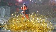 Radnici "Gradske čistoće" kao zujalice čiste centar grada nakon spektakularnog dočeka Nove godine