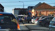 U centru Čačka "mercedesom" oboren biciklista: Drugi udes za nepunih tri sata u prometnoj ulici