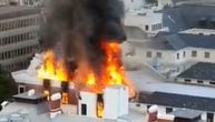 Gori zgrada parlamenta u Kejptaunu: Vatra progutala krov, preti opasnost od urušavanja