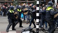 Žestok sukob policije i demonstranata u Holandiji: Na ljude pušteni i policijski psi