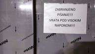 "Zabranjeno pi*anje! Vrata pod visokim naponom!" Nov podzemni prolaz išaran, na liftu natpis