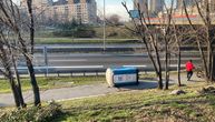 Poražavajuć prizor: Pokretni WC od Nove godine stoji prevrnut kod Sava centra i smrdi, ljudi ga zaobilaze