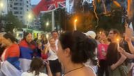 Srbi sa svećama ispred hotela, pevaju Novaku Vidovdan za Badnje veče
